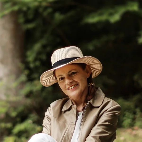 Dr. Magdalena Börsig-Hover mit Hut, lächelnd
